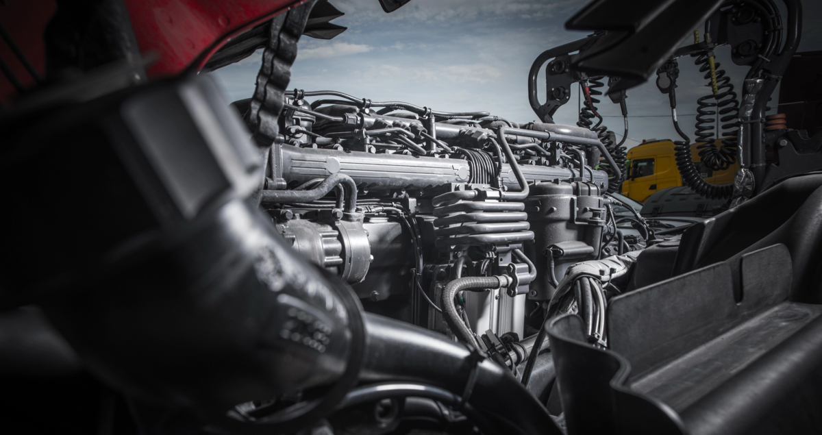 Vue rapprochée d’un moteur diesel de poids lourd, illustrant la complexité mécanique et les composants critiques pouvant révéler les signes avant-coureurs d’une défaillance de moteur diesel.